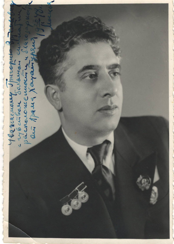 Լուսանկար-դիմանկար՝ Ա. Խաչատրյանի, իր ընծայագրով 