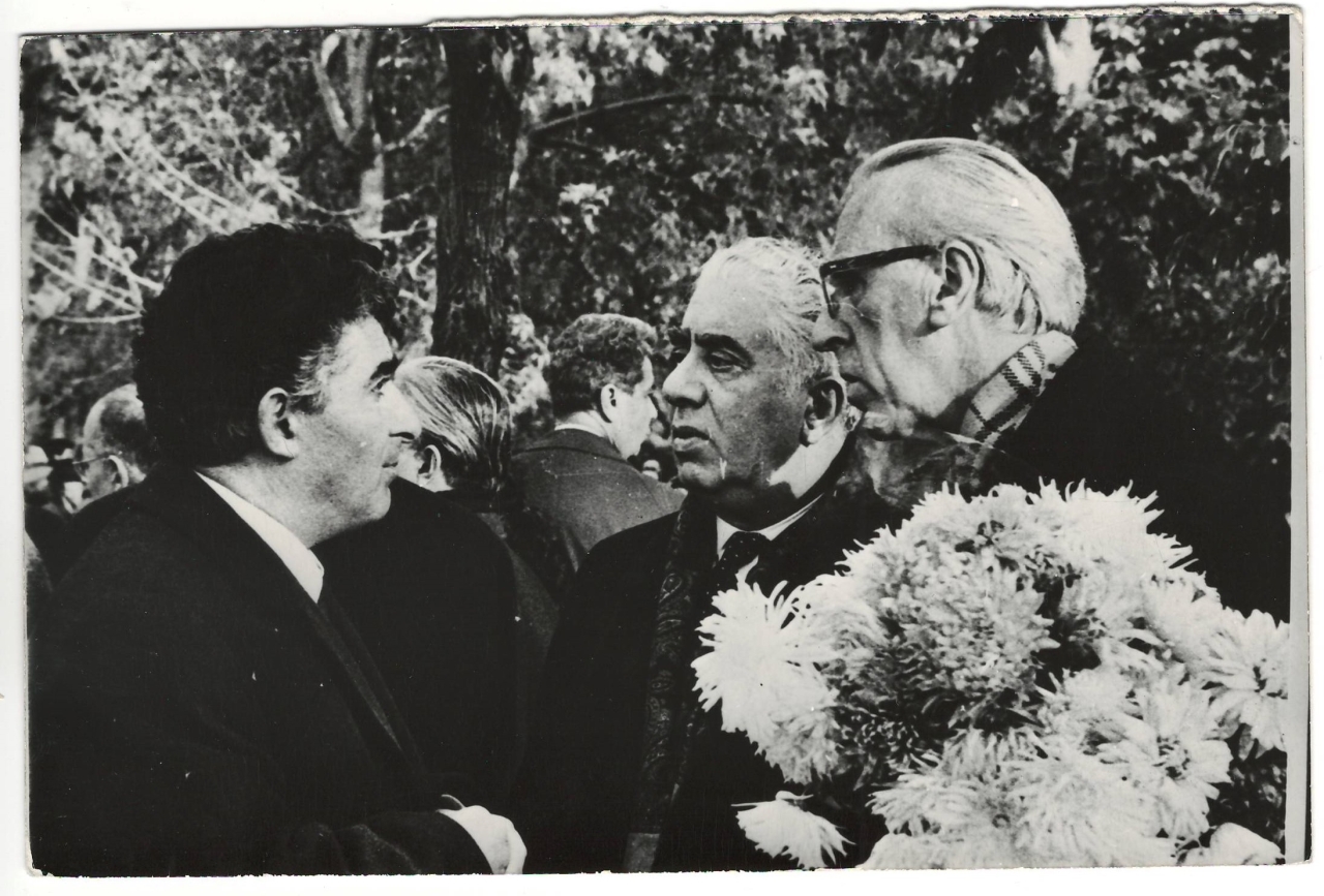 Լուսանկար  .Ա.Խաչատրյանը կոմպոզիտորներ Դ.Կաբալևսկու և Է.Միրզոյանի հետ Կոմիտասի անվ. քաղաքային պանթեոնում 