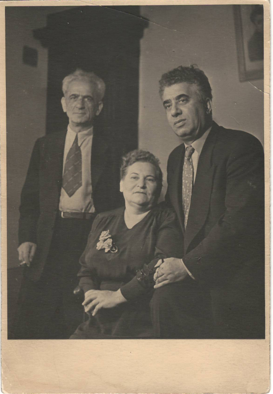 Լուսանկար. Ա.Խաչատրյանը կնոջ՝ Ն.Մակարովայի և  եղբոր՝ Վաղինակի հետ ՝  իր երևանյան  տանը
