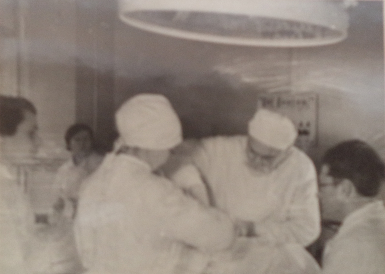 Լևոն  Օրբելին   աշխատակիցների հետ՝վիրահատություն կատարելիս 