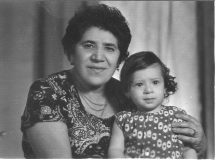 Ե. Քոչարի կինը՝  Մանիկը,  թոռան՝ Կարինեի  հետ, Երևան, 1970 - ականներ