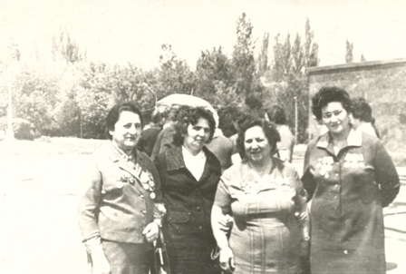 Հայրենական պատերազմի մասնակիցներ (ձախից առաջինը Աշխեն Իգիթխանյանն է) 