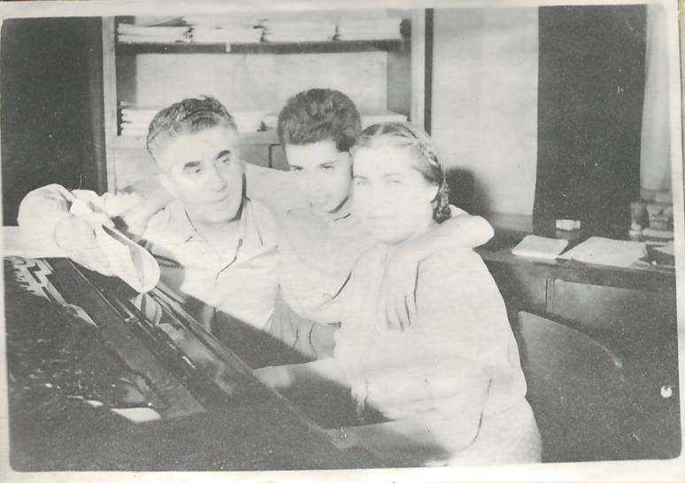 Նեգատիվ՝ լուսանկարի. Ա. Խաչատրյանը կնոջ՝ Ն. Մակարովայի և իրենց որդու՝ Կարենի հետ իր աշխատասենյակում