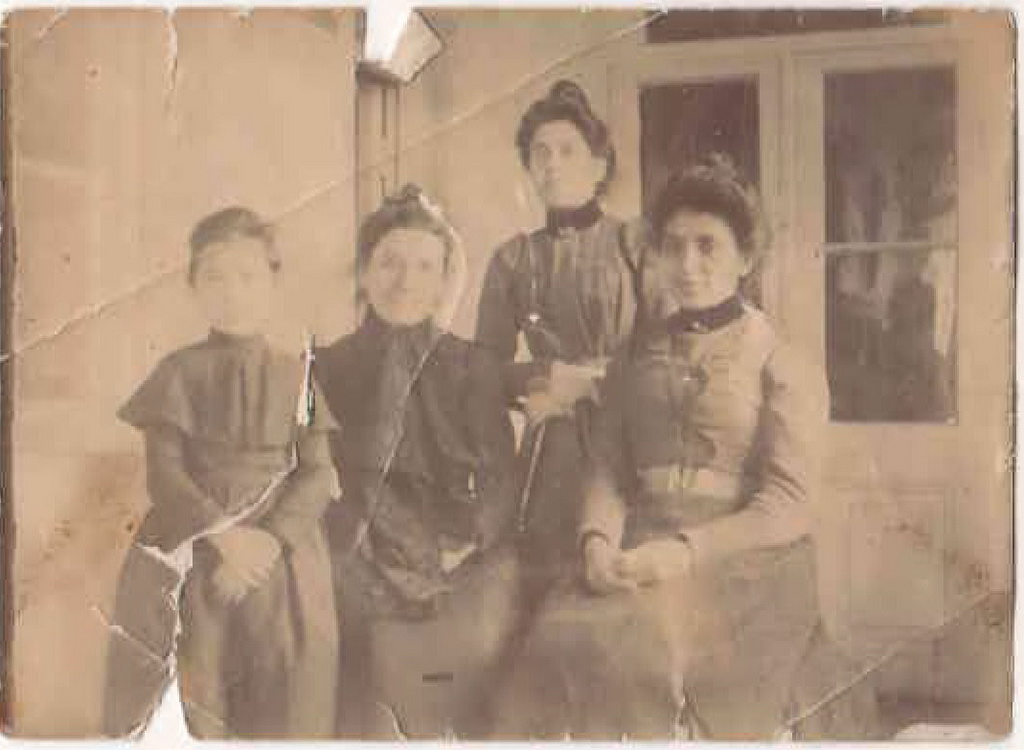 Ձախից աջ՝ Լուսիկ Աղայան, Լուսիկի մայրը՝ Նատալին, Անահիտը և Հռիփսիմեն /Լուսիկի քույրերը/