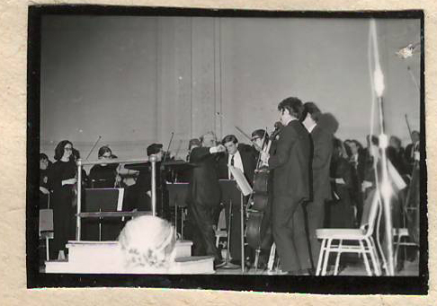 Նեգատիվ՝ լուսանկարի. Ա. Խաչատրյանը Նյու Յորքի սիմֆոնիկ նվագախմբի հետ  Քարնեգի Հոլ համերգասրահում իր՝ հեղինակային համերգի ժամանակ