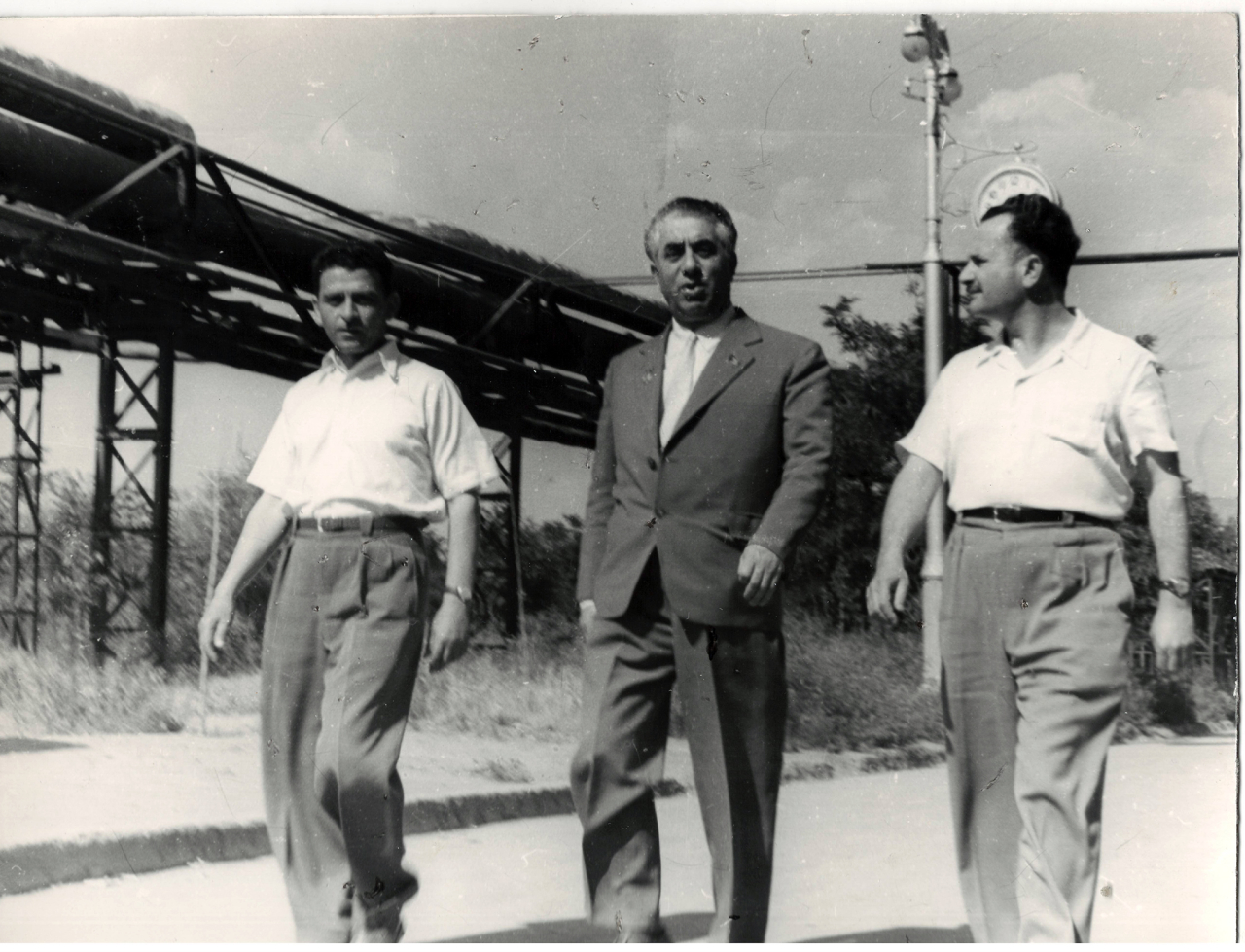 Լուսանկար. Ա. Խաչատրյանը Բ.Մուրադյանի (սինթետիկ կաուչուկի գործարանի տնօրեն) և Հ. Սահակյանի (նույն գործարանի գլխավոր  բժիշկ) հետ գործարանի տարածքում