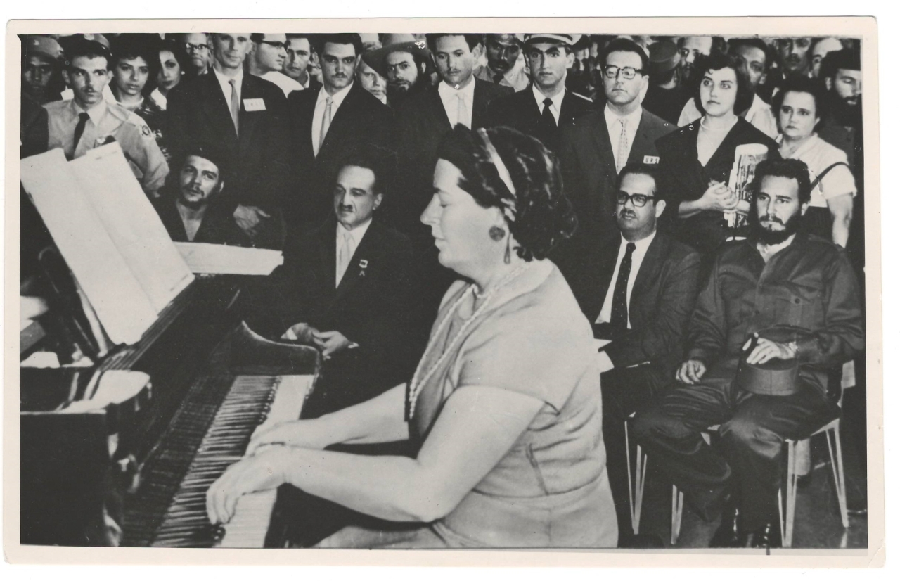 Լուսանկար. կոմպոզիտոր Նինա Մակարովան (Ա.Խաչատրյանի կինը)  իր հեղինակային համերգի ժամանակ ՝ Սովետական ցուցահանդեսի երաժշտական տաղավարում: