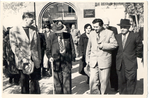 Ավ.Իսահակյանը, Միխալկովը և մյուս հյուրերը դուրս են գալիս թանգարանի տարածքից
