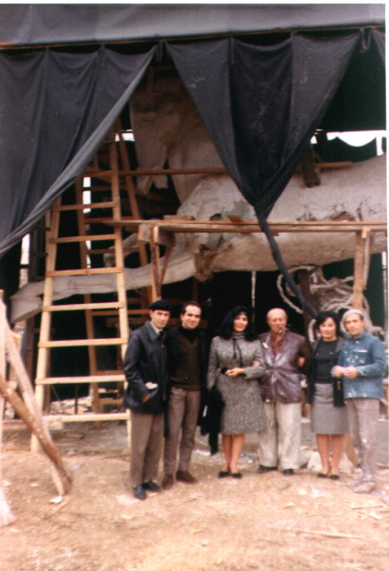 Ե. Քոչարը,  Վանիկ Սողոմոնյանը և մի խումբ մարդիկ  «Վարդան Մամիկոնյան» արձանի շինարարական հրապարակում, [1970–ականեր]