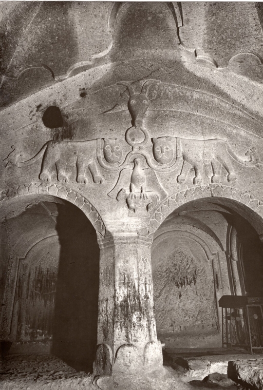 Պռոշյանների դամբարանը, զինանշանը (Գեղարդի վանք)