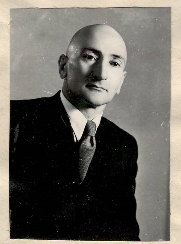 Նեգատիվ` Դմիտրի Շիկանյանի ֆոտոդիմանկարի (ՀԽՍՀ արվեստի վաստակավոր գործիչ , Ա.Խաչատրյանի 1939 թ-ի «Երջանկություն» և 1947 թ-ի «Գայանե» բալետների դիրիժոր)