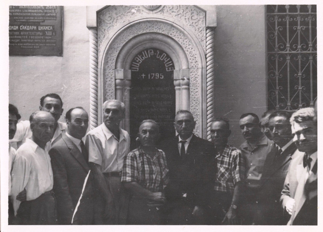 Հայ մշակույթի գործիչները Սայաթ-Նովայի շիրմի մոտ 