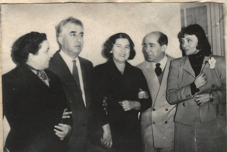 Նեգատիվ՝ լուսանկարի. Ա. Խաչատրյանը կնոջ՝ Ն. Մակարովայի և ուրիշների հետ