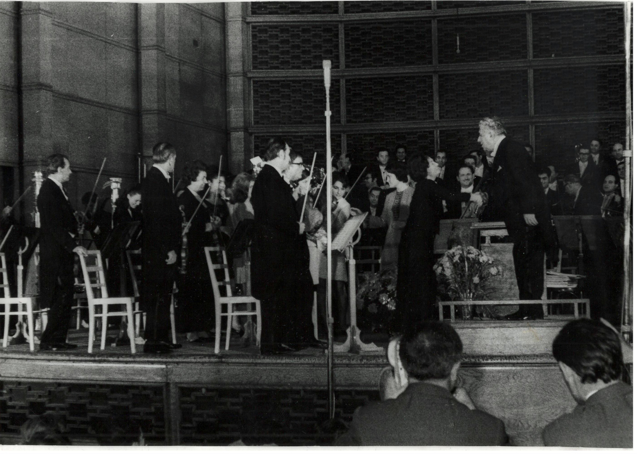Լուսանկար. Ա. Խաչատրյանը Սոֆիայի սիմֆոնիկ նվագախմբի հետ՝ իր հեղինակային համերգից հետո