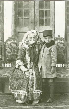 Վարդուհի Տեր Հովհաննիսյանը թոռան հետ