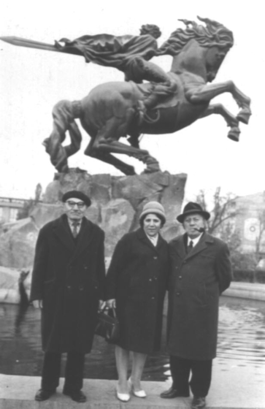 Ե.Քոչարը, կինը՝ Մանիկը և մի տղամարդ  «Սասունցի Դավիթ» արձանի մոտ, Երևան, [1960-ականներ]