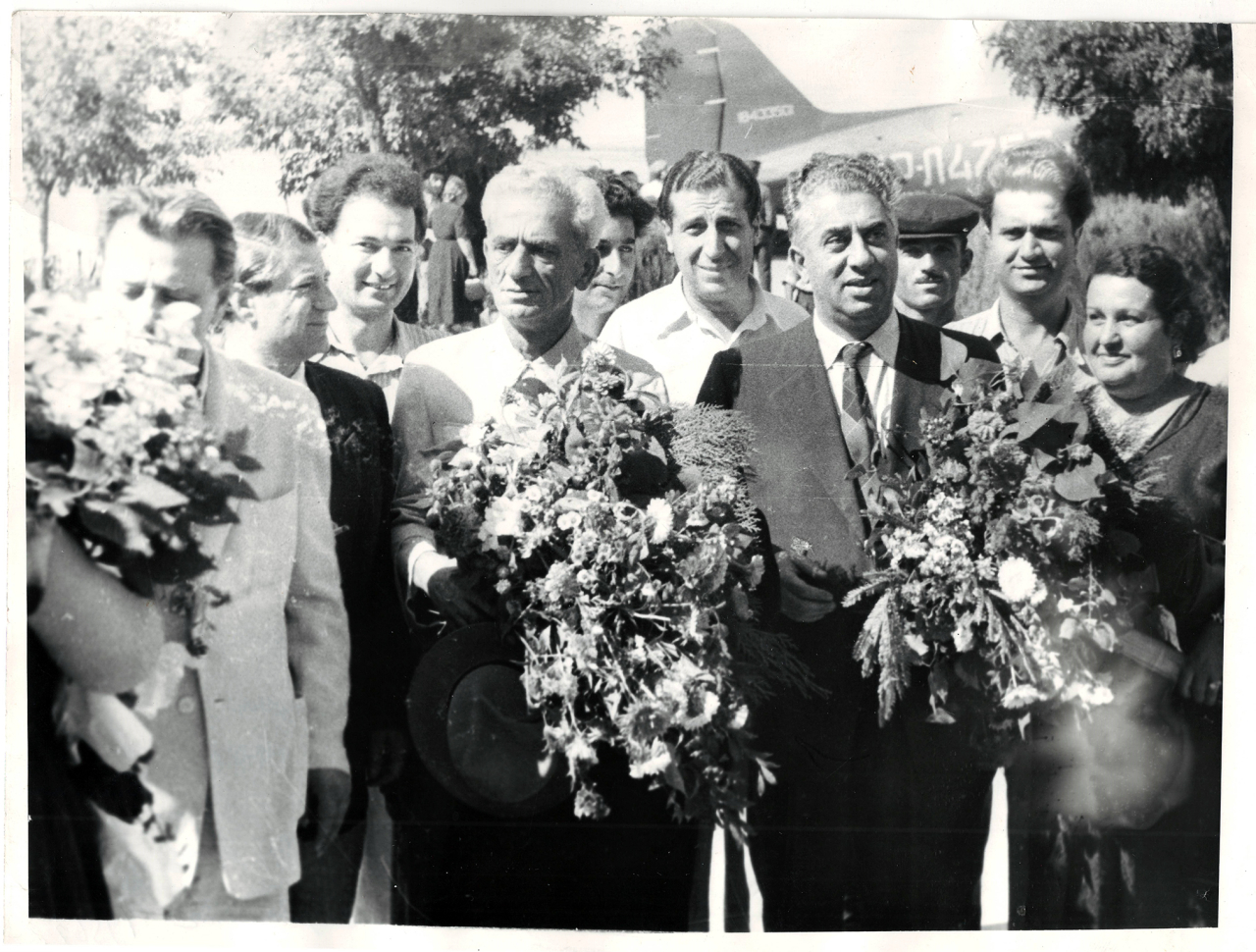 Լուսանկար. Ա. Խաչատրյանը իր ազգականների և հայ կոմոպոզիտորների հետ օդանավակայանում