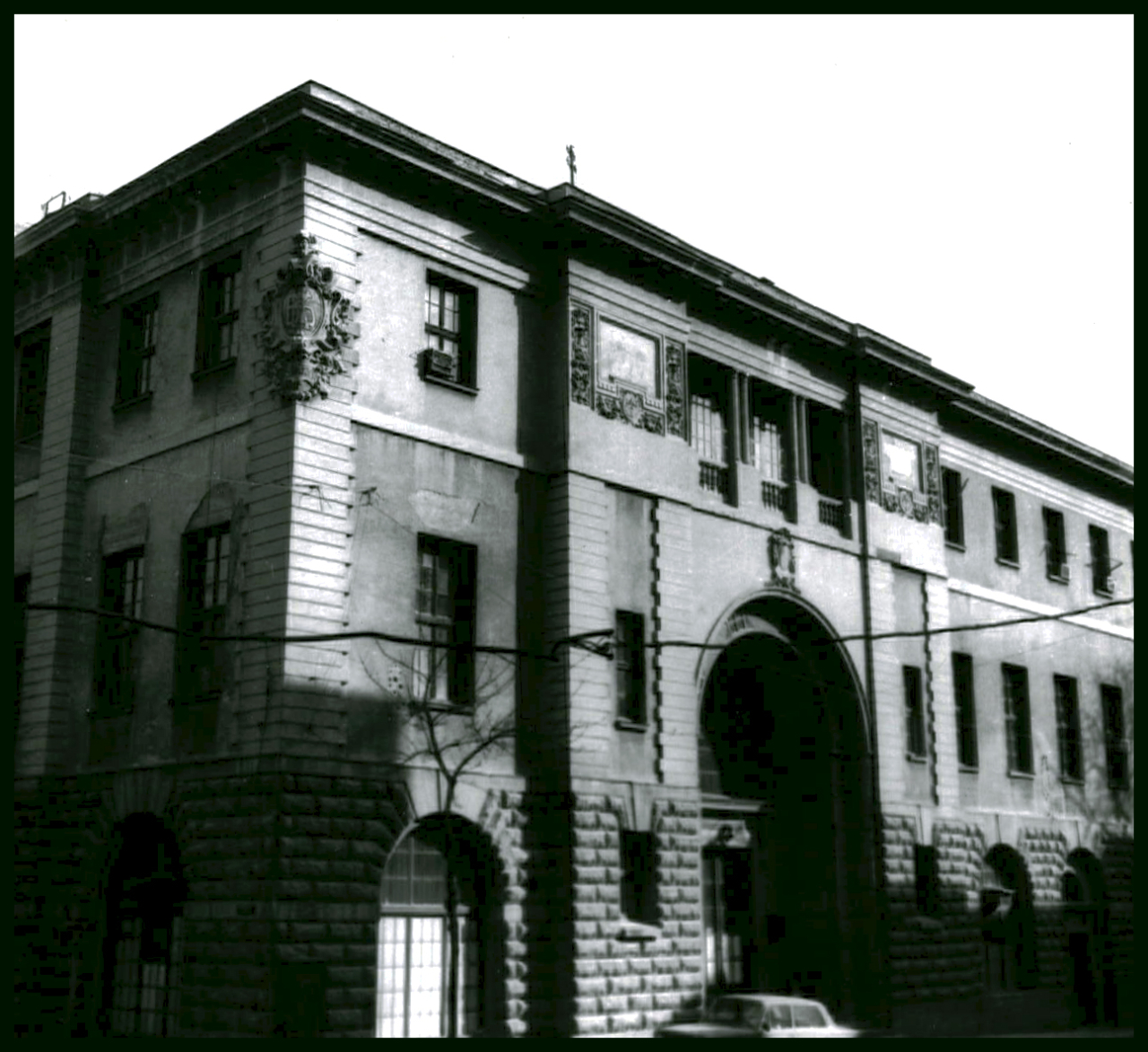 Վրաստանի ազգային գրադարանի շենքը Թիֆլիսում ( նախկին բանկի շենք )