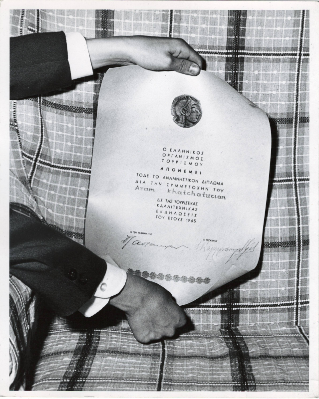 Լուսանկար՝ Աթենքում կայացած արվեստի փառատոնի ժամանակ Ա. Խաչատրյանին շնորհված դիպլոմի, 1965թ.