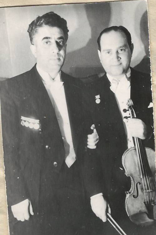 Նեգատիվ՝ լուսանկարի. Ա. Խաչատրյանը անվանի ջութակահար Դ. Օյստրախի հետ համերգից հետո