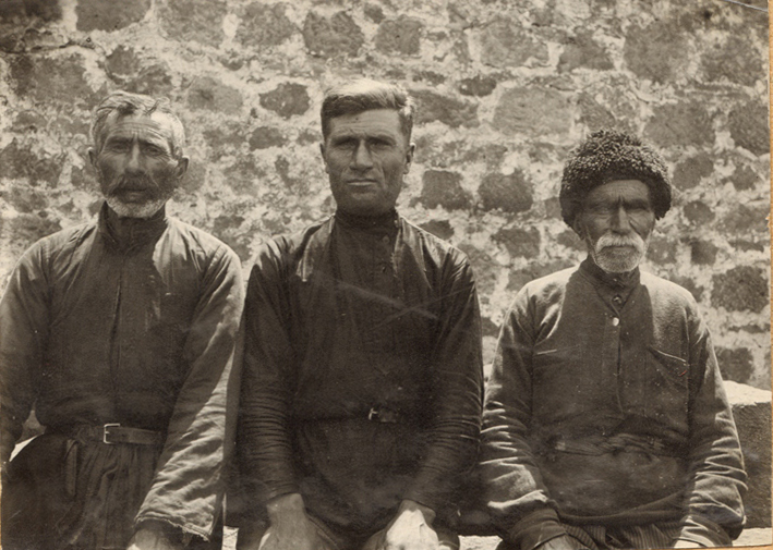 Դիլիֆ գյուղի աշուղները. ձախից աջ՝ Արտաշ, Աղասի, Ավագ