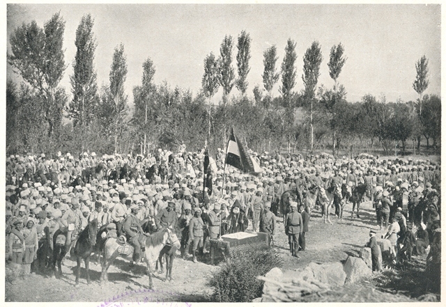 Վանահայրը օրհնում է VII հայկական գնդի զինվորներին «Հայ կամաւորներ 1914-1916» ալբոմից
