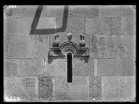 Կեչառիսի վանքային համալիր. Սուրբ Գրիգոր Լուսավորիչ եկեղեցու ժամատան արևմտյան ճակատի լուսամուտը 