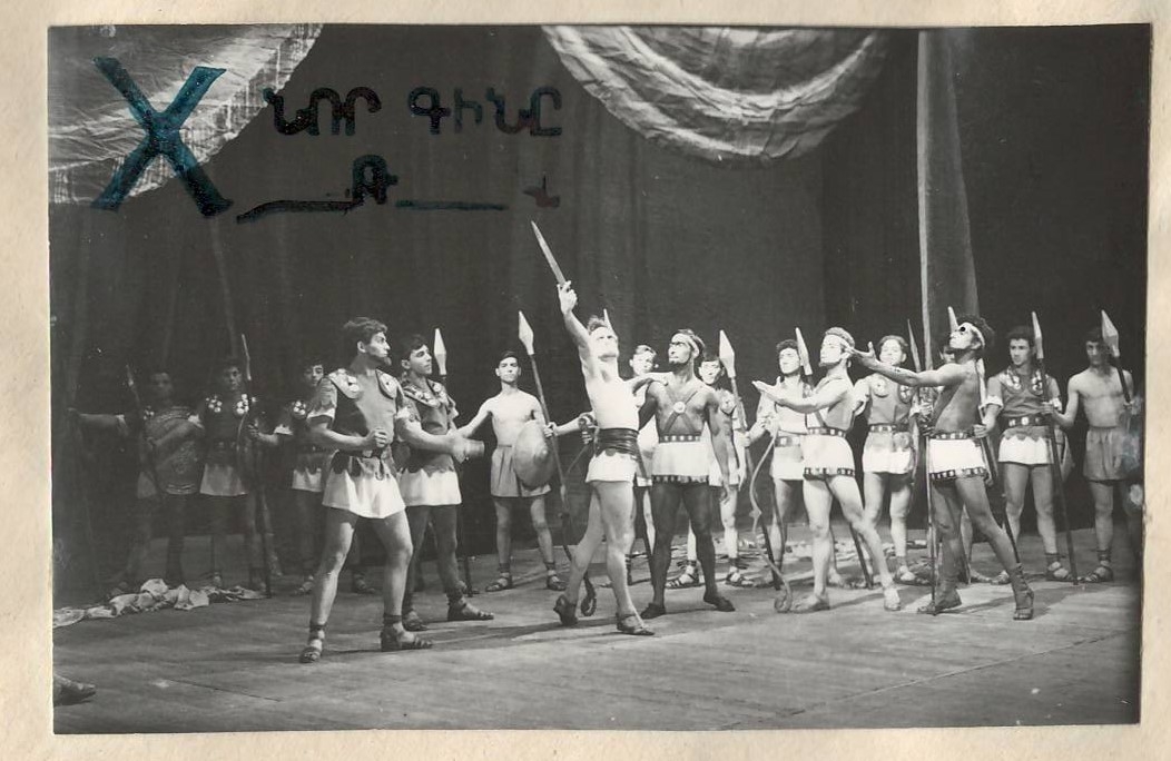 Նեգատիվ լուսանկարի` Ա.Խաչատրյանի «Սպարտակ» բալետի երևանյան բեմադրության «Երդում Սպարտակին» տեսարանը