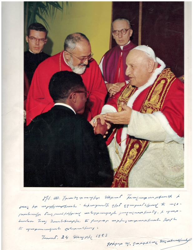 Լուսանկար (գունավոր)  . Հռոմի Պապ Հովհաննես XXIII- րդը  (աշխարհիկ անունը Ջիովաննի Ռոկալի) կարդինալ Գրիգոր Աղաջանյանի հետ . Վատիկան 