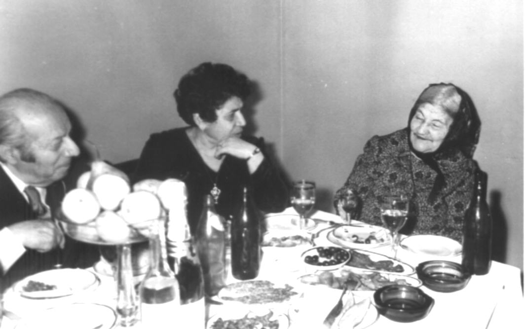 Ե. Քոչարը, Մանիկ Մկրտչյանը և Սիլվա Կապուտիկյանի մայրը՝ Լիա Կապուտիկյանը, Երջանիկ Կարախանյանի  50-ամյա հոբելյանական երեկոյի ժամանակ,  27 մարտի, 1977 