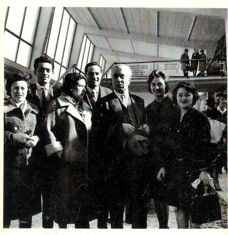 Լուսանկար. Ա. Խաչատրյանը կնոջ՝ Ն. Մակարովայի և սփյուռքահայերի հետ  Վիեննայի օդանավակայանում