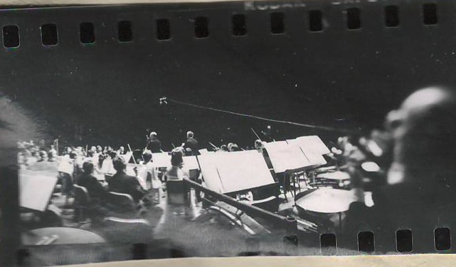 Նեգատիվ՝ լուսանկարի. Ա. Խաչատրյանը թավջութակահար Մ. Ռոստրոպովիչի և Նյու Յորքի սիմֆոնիկ նվագախմբի հետ  Քարնեգի Հոլ համերգասրահում՝ իր հեղինակային համերգի ժամանակ 