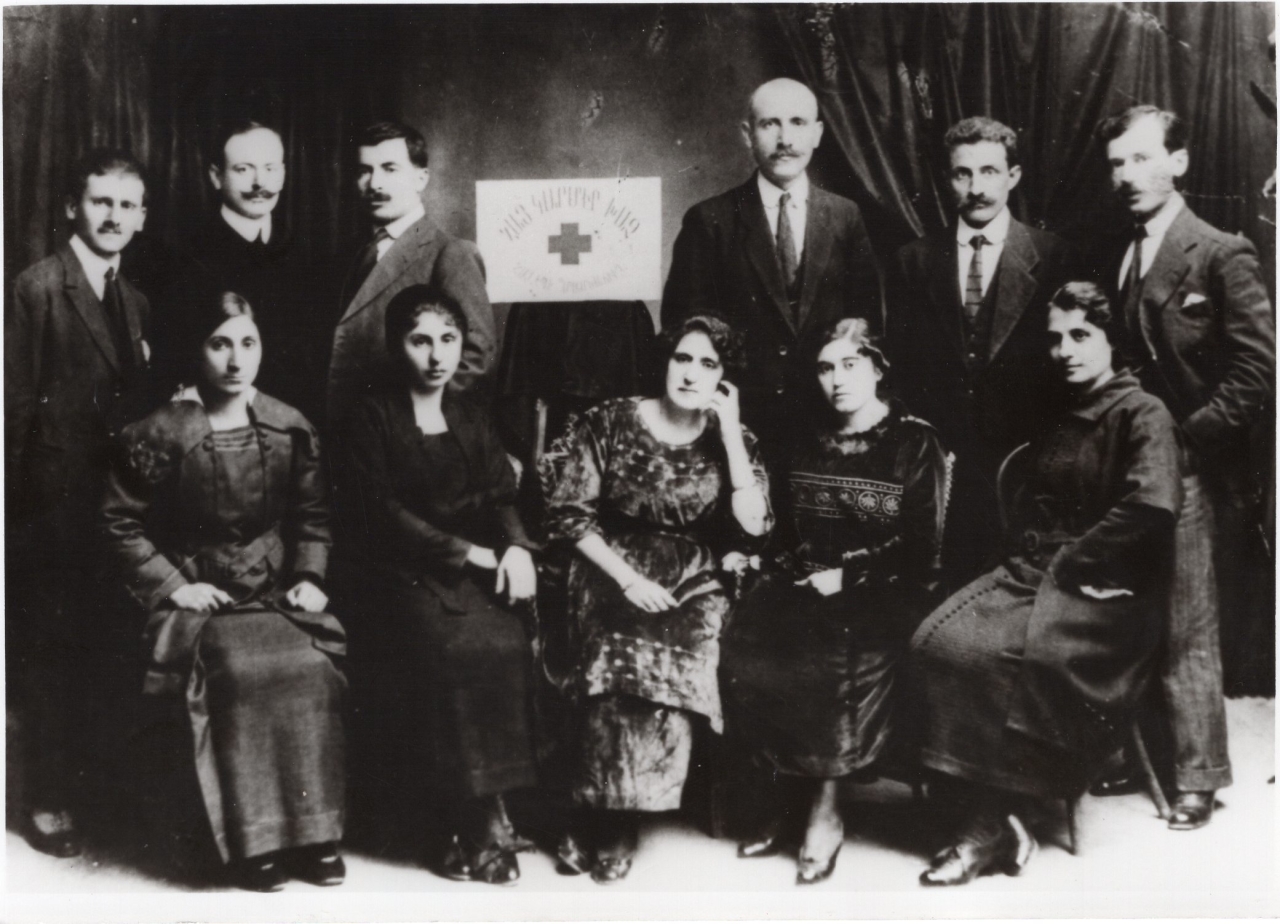 Հայկական Կարմիր խաչի վարչության երկսեռ անդամները