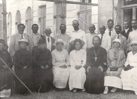 Սպենդիարյանը Սուդակցիների և հոգևոր գործիչների խմբի հետ, տեղի եկեղեցու 100 ամյակի տոնակատարության օրը: