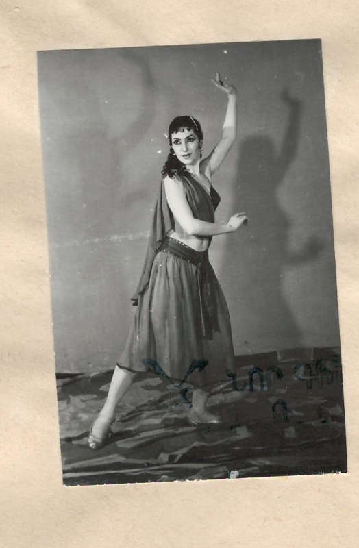 Նեգատիվ` լուսանկարի.Ա.Խաչատրյանի «Սպարտակ» բալետի երևանյան բեմադրությունից  «Եգիպտուհու պարը» տեսարանը.