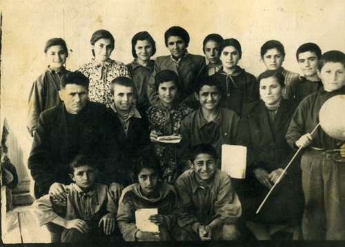 Կապանի Ագարակ  գյուղի  դպրոցի երեխաները . 1956 թվական