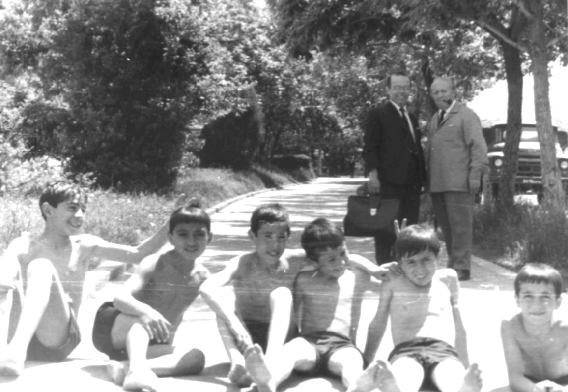 Ե. Քոչարը, Քաջազը և մի խումբ արևային լոգանք ընդունող  երեխաներ,  [1970-ականներ]
