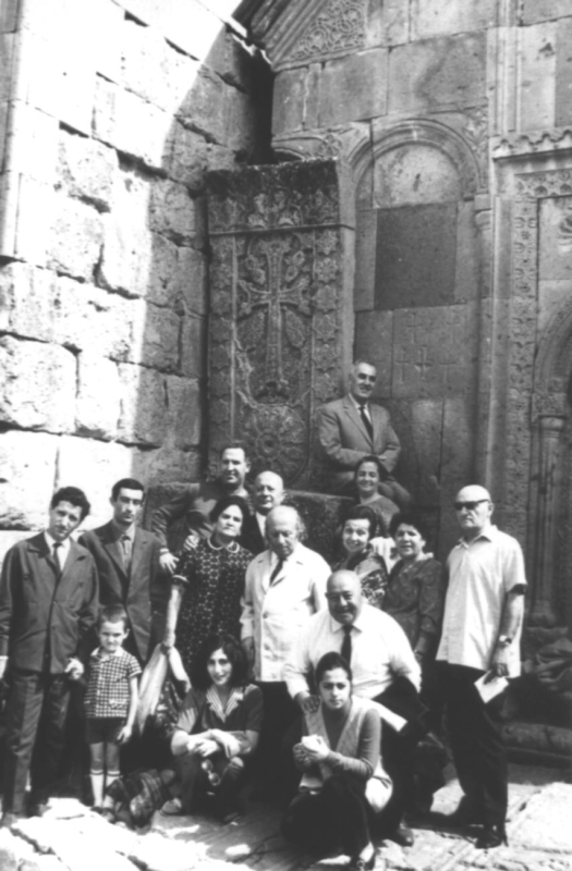 Ե. Քոչարը, կինը՝  Մ.  Մկրտչյանը և  մի խումբ մարդիկ եկեղեցու մոտ,  [1970–ականներ]