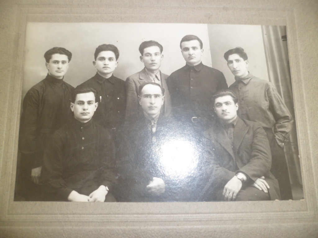  Գուրգեն Սահակի Մարինոսյան ( Թատերական, կինոարվեստի գործիչ, Հայրենական  պատերազմի մասնակից, կոմիսար) ՝ աջից նստած
