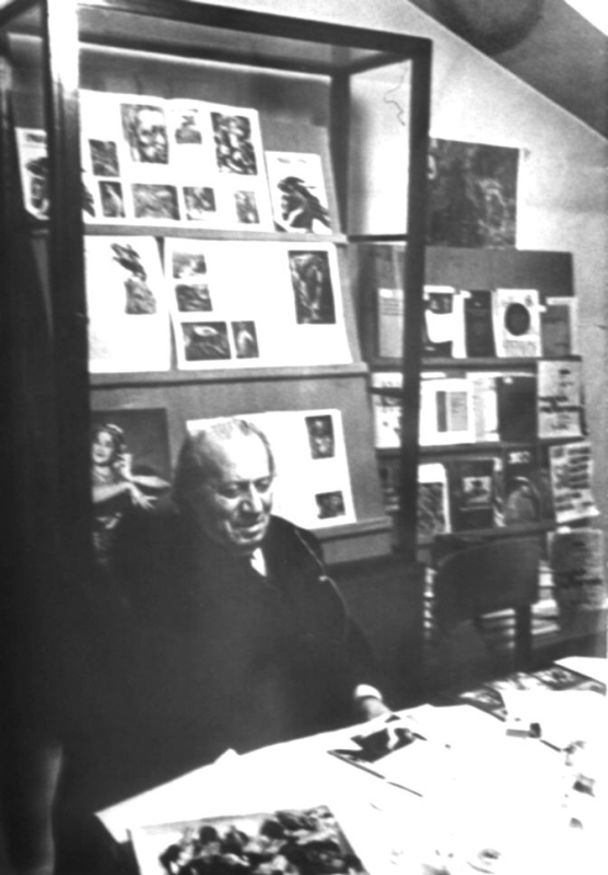 Երվանդ Քոչարը  «Արևելքի ժողովուրդների արվեստի  թանգարանում»  բացված իր անհատական ցուցահանդեսի օրերին, Մոսկվա, 1974 