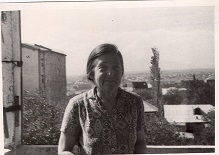 Մարինա Սպենդիարովան իր բնակարանի պատշգամբում: