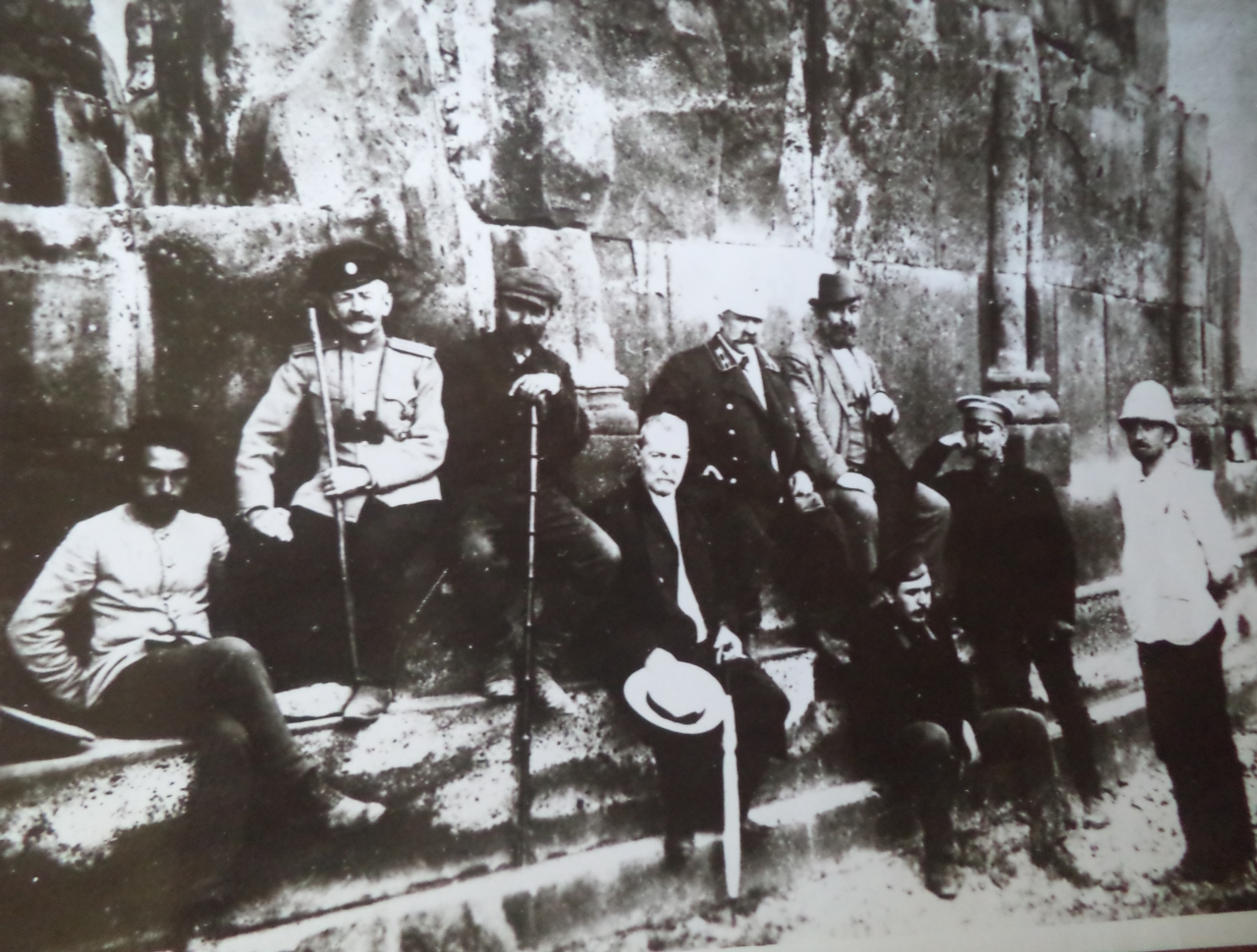 Հովսեփ  Օրբելին  Անիի  հնագիտական  արշավախմբի  անդամների  հետ