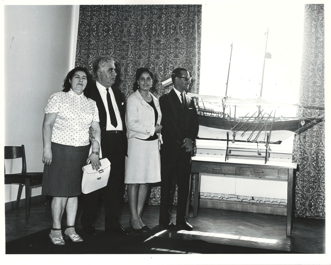 Լուսանկար. Ա. Խաչատրյանը կնոջ՝ Ն. Մակարովայի, ԽՍՀՄ-ում Քուվեյթի դեսպան Ֆ. Էլ Սալեխի և նրա տիկնոջ հետ, Մոսկվայում Քուվեյթի դեսպանատանը