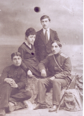 Արտավազդ Ղազարյանը (զինվորական համազգեստով) հարազատների հետ