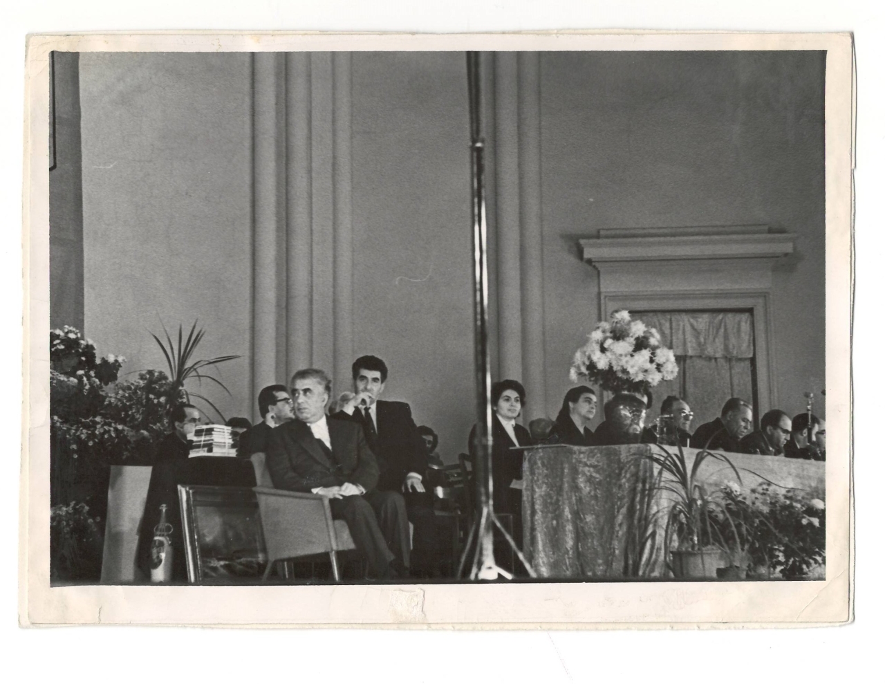 Լուսանկար . Ա.Խաչատրյանը կոմպոզիտոր Էդվարդ Միրզոյանի և հայ մշակույթի այլ գործիչների հետ  իր ծննդյան 60 -ամյակին նվիրված   հանդիսավոր նիստին ՝ Հայֆիլհարմոնիայի մեծ համերգասրահում 