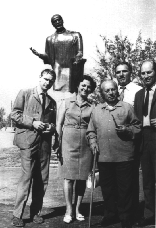 Ե. Քոչարը մի խումբ մարդկանց հետ իր կերտած Կոմիտասի  արձանի առջև. ձախից աջ՝ ռուս հյուր, Շաքե Աղազարյան, Երջանիկ Կարախանյան և Մարտին Կակոսյան, Էջմիածին, 1970