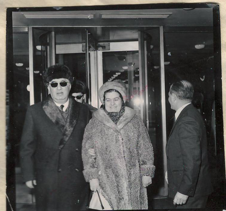 Նեգատիվ՝ լուսանկարի. Ա. Խաչատրյանը  կնոջ՝ Ն. Մակարովայի և  որդու՝ Կարենի հետ Քեննեդիի օդանավակայանում 