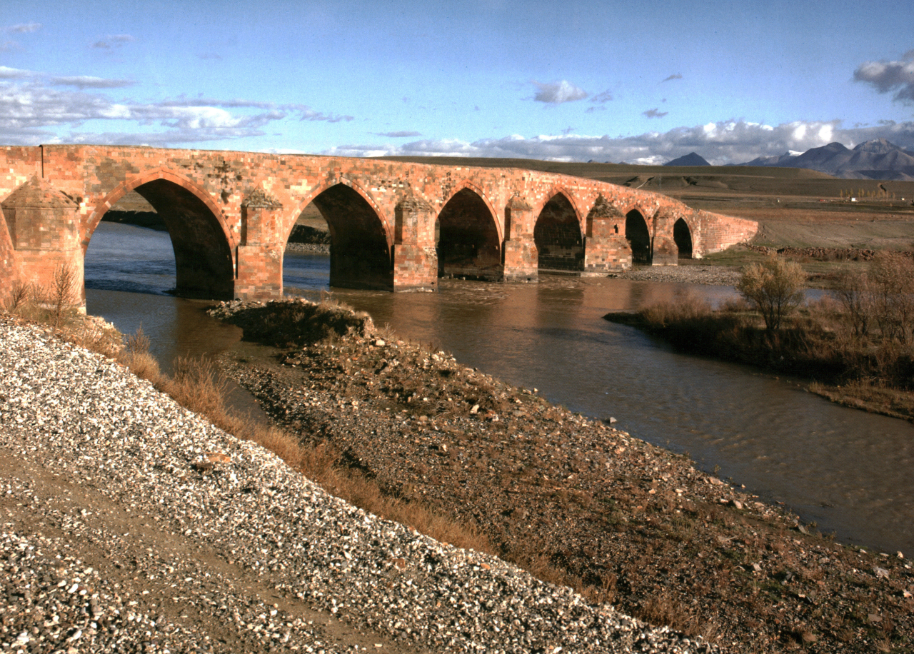 Բասենի կամուրջը Արաքս գետի վրա (Հովվի կամուրջ)