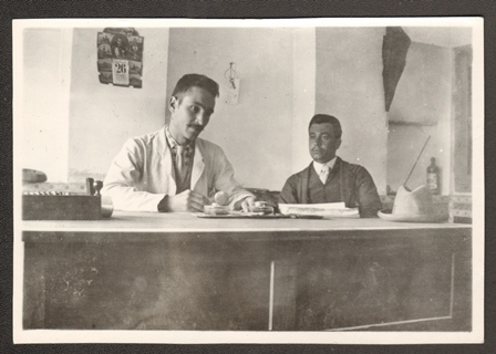 Տրդատ Աբգարյան (ձախ կողմում)