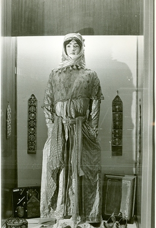 Կնոջ մանեկեն ազգային տարազով Նոր Ջուղայի թանգարանում